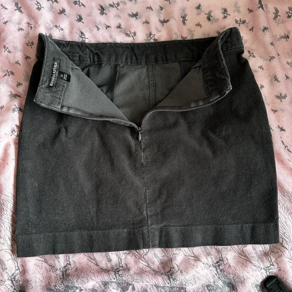 🩶 Banana Republic Dark Gray Corduroy Mini Skirt – Size 0 🩶